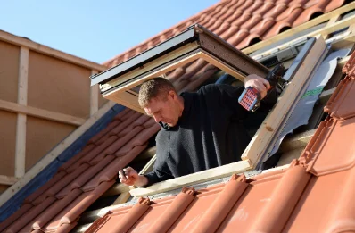 Pose de fenêtres de toit Velux à Corme-Écluse